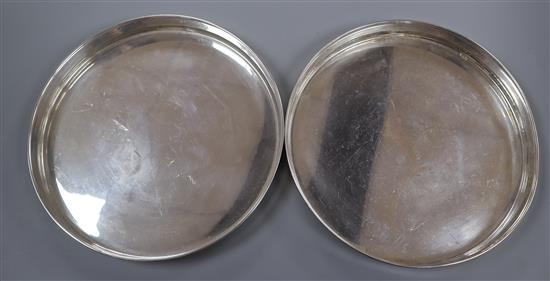A pair of modern Irish silver circular shallow dishes, George Bellew & Sons Ltd, Dublin, 1975, 28 oz.